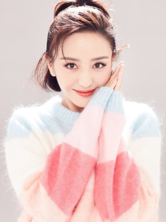 佟丽娅穿彩虹毛衣嫩回18岁