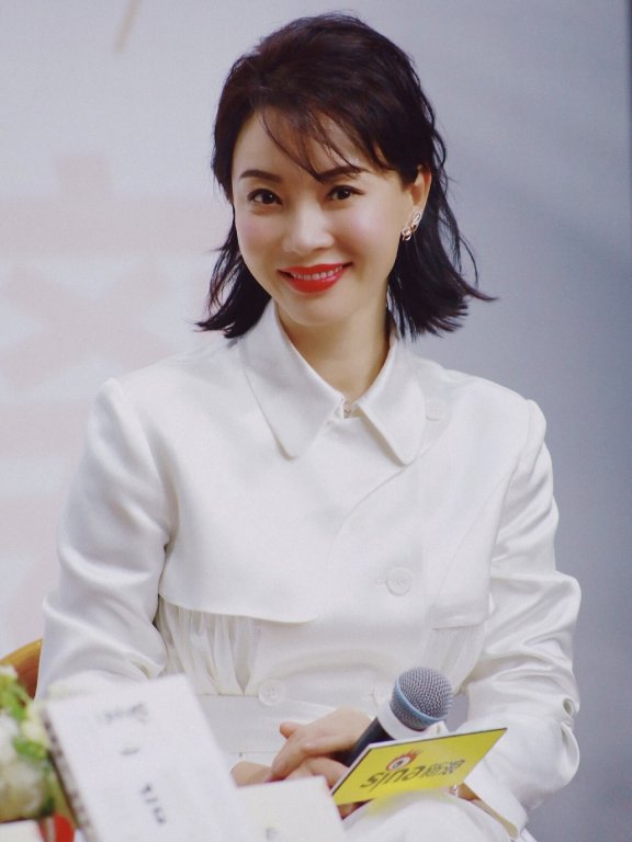 陈数一袭百褶裙风衣优雅精致,成熟女性的教科书式搭配