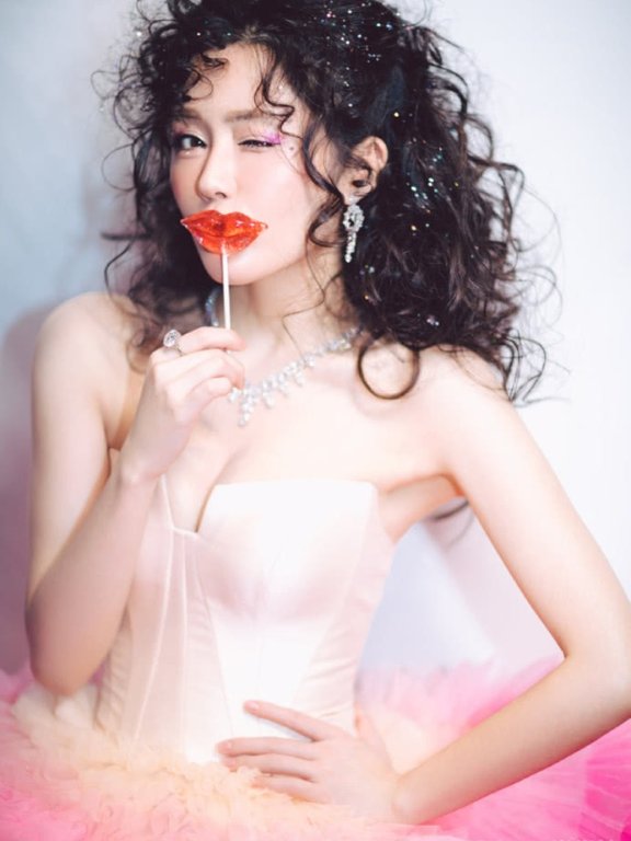 微博之夜，汤晶媚性感造型连登热搜