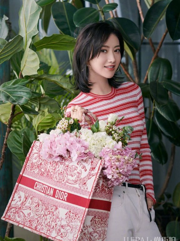 景甜拎“买菜兜”,连baby都没李冰冰年轻?