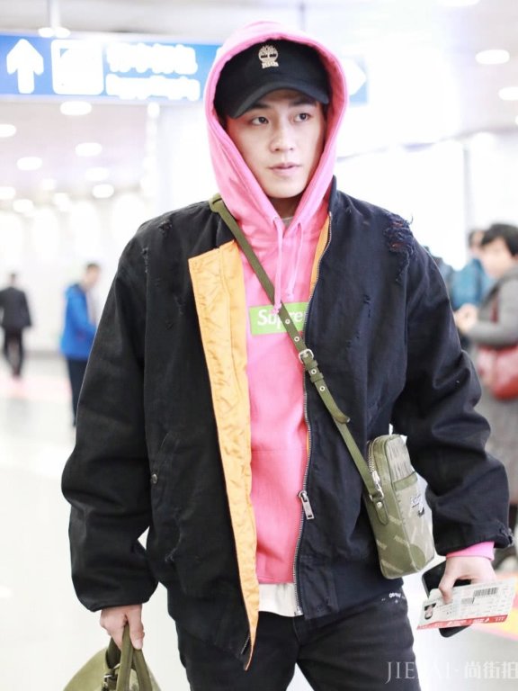 欧豪穿“女鞋”现身了,暴露了粉红少女心,马思纯看了也要后悔!