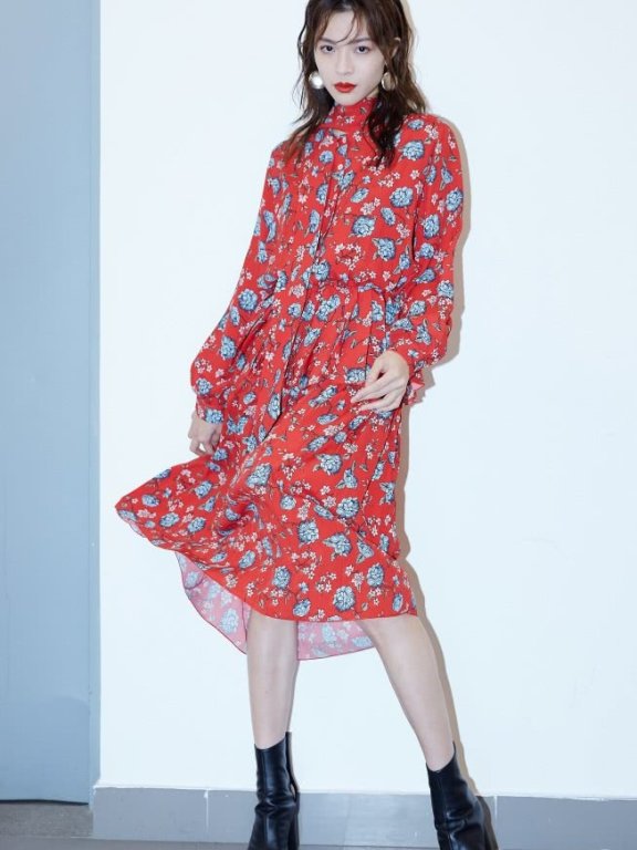 钟楚曦穿大红色碎花裙一点也不俗气！