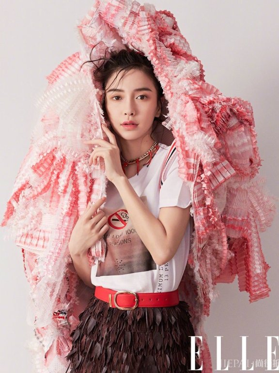Angelababy穿网格套装披“吸管”外套,新造型新突破!