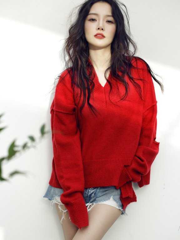 李小璐身穿红色毛衣优雅又减龄！