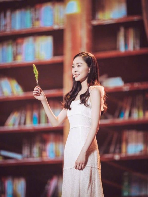 宋轶仅穿了一条白色连衣裙,就美得清新脱俗