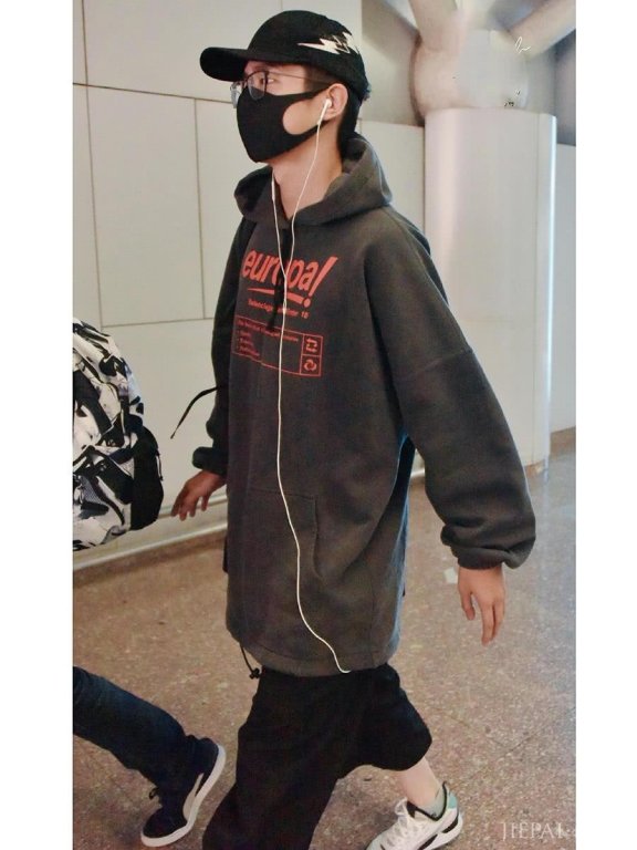 刘昊然现身机场又穿阔腿裤,配长款大衣,腿长就是任性!