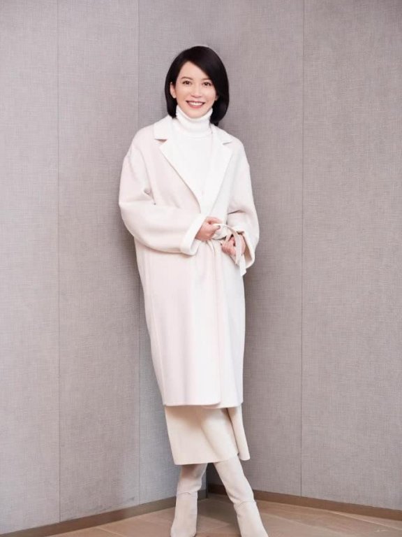 俞飞鸿穿衣总是“黑白红”，都审美疲劳了