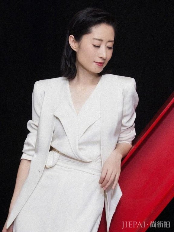 刘敏涛短发配白衬衣干练又时髦，早该这样穿了