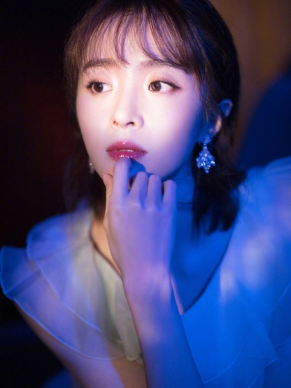 胡冰卿蓝绿撞色裙个性时尚！