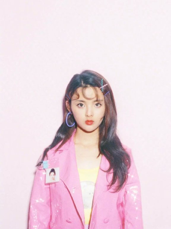 杨超越白色蓬蓬裙甜美公主范,扎马尾的20岁女孩好甜!