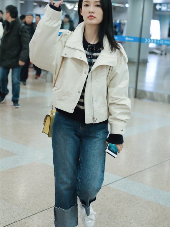 李沁机场秀短夹克搭配卷边牛仔裤