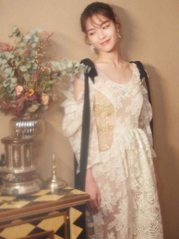 钟楚曦一条白裙够齁甜的,江疏影银河西装简直是月色入水