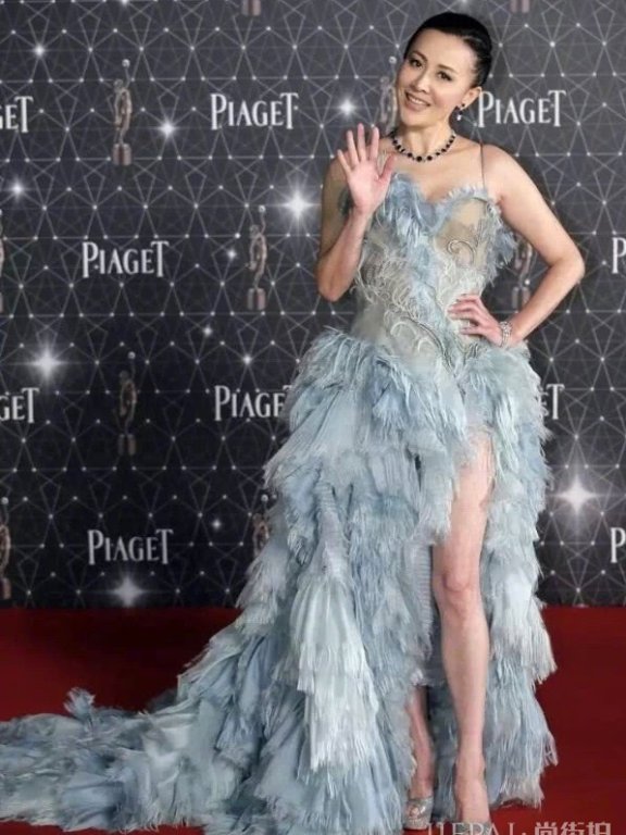 刘嘉玲礼服上竟沾满了“雪花”，这是要逼疯密恐症？