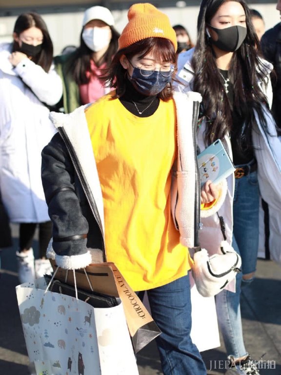 火箭少女走机场,羽绒服帽子包头,sunnee一袭大衣真潇洒