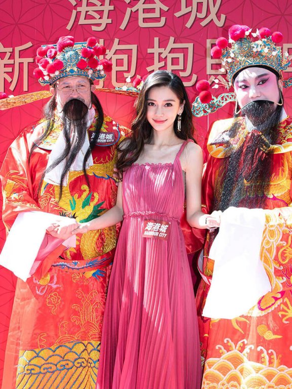 杨颖这么老气的裙子还能穿出少女感,颜值高就是任性