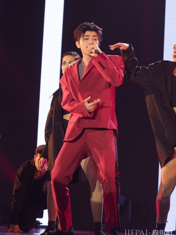 蔡徐坤跳“萝卜蹲”，光耍帅就够够了，“八爪脚”才叫一个精彩！