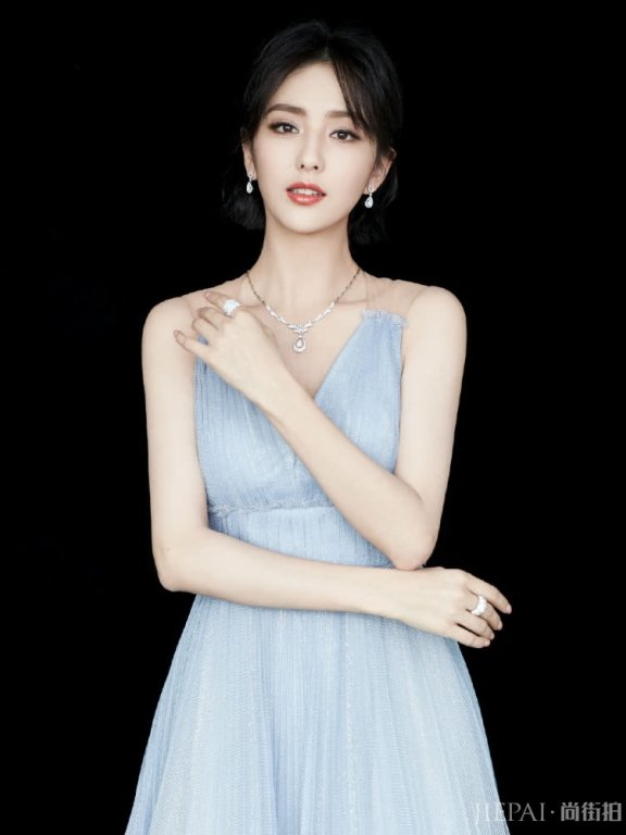 佟丽娅浅蓝色连衣裙搭丸子头,“胖”成小仙女