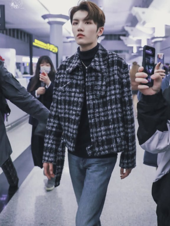 坤音四子破洞裤拉链裤，还是小弟灵超最保暖