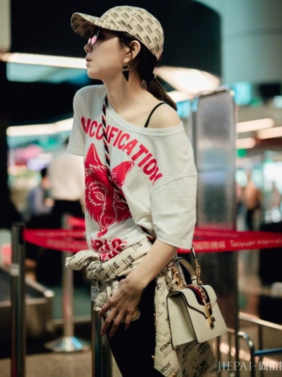 “假小子”陈嘉桦变了，穿衣露香肩女人味十足，完全认不出！