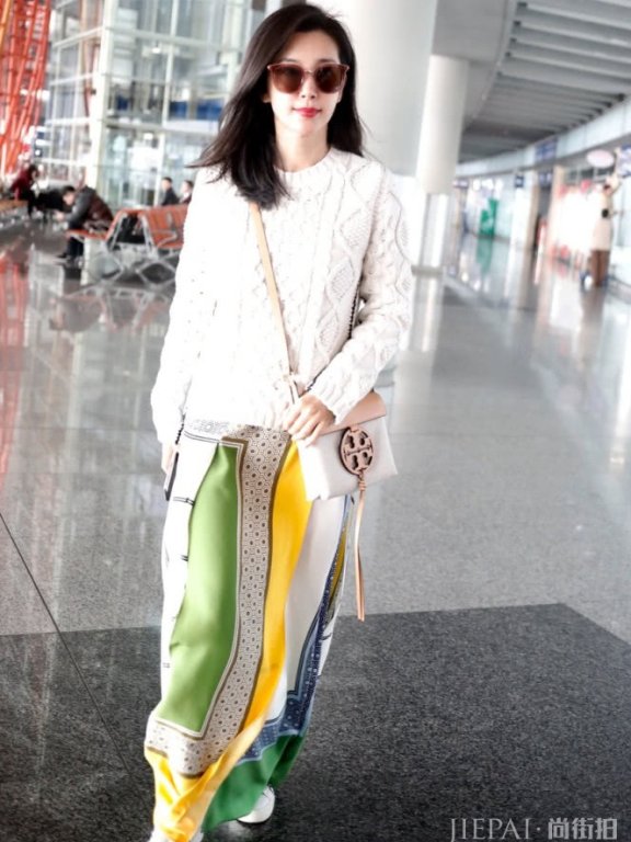 李冰冰“缝”起来几块丝巾,居然穿出了初恋的感觉