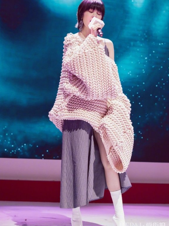 郁可唯走机场还把“香肠”穿在身上,也不嫌油腻!