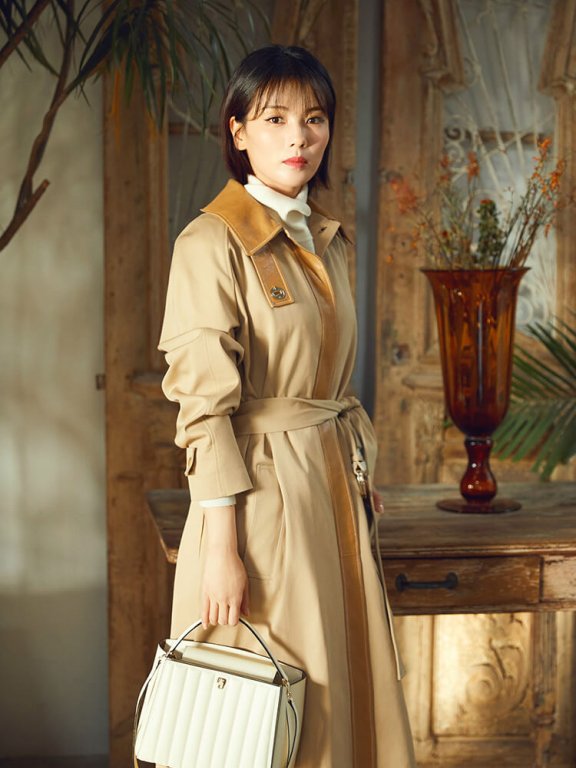 刘涛驼色风衣气场全开,短发嫩回21岁