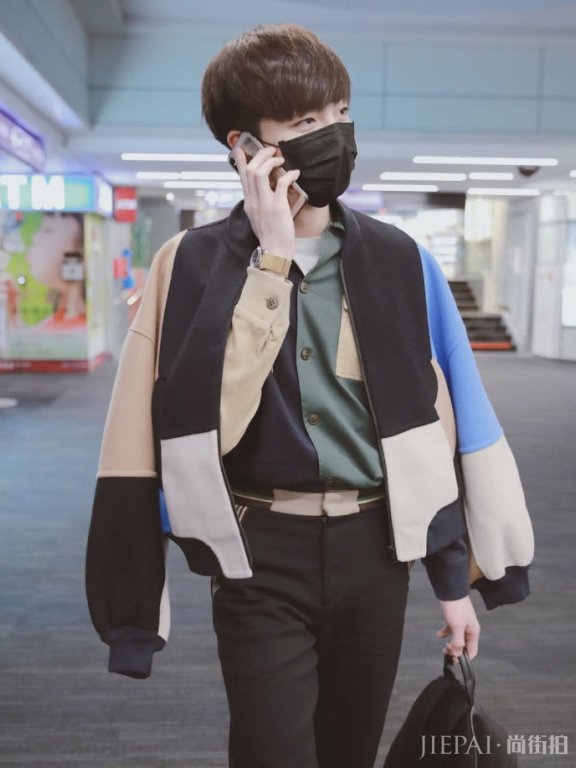 陈立农现身机场,这一身显得非常好看