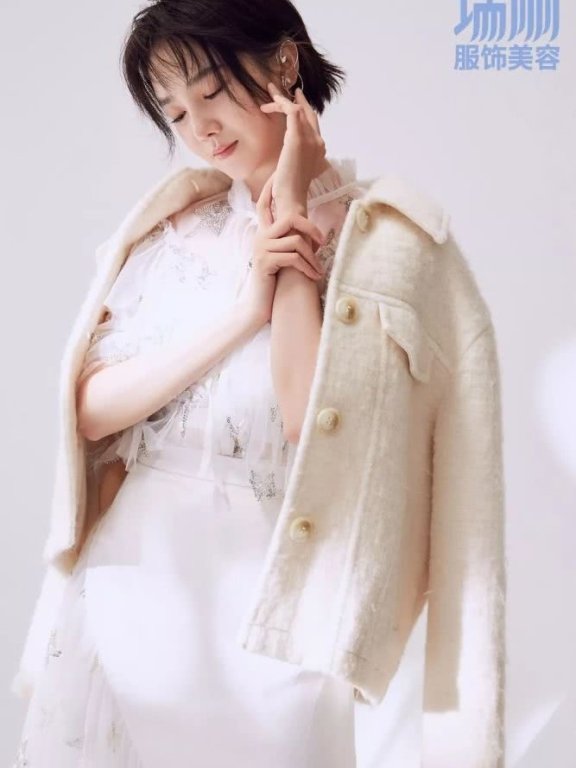 陈小纭灵动少女,一身纯净白舞动雪季