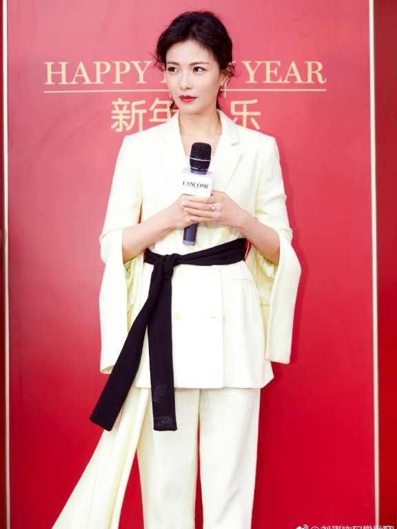 刘涛为剪掉十年长发变波波头,居然意外减龄又时髦