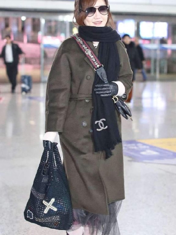 薛佳凝冬季大衣配夏季薄纱裙竟不丑！