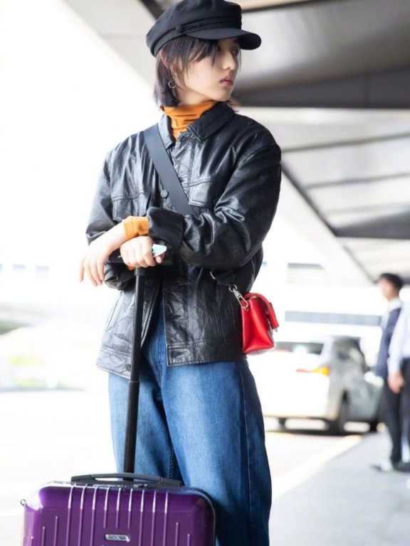 张子枫毛绒衣搭配黄色围巾明媚又甜美,终于穿对了