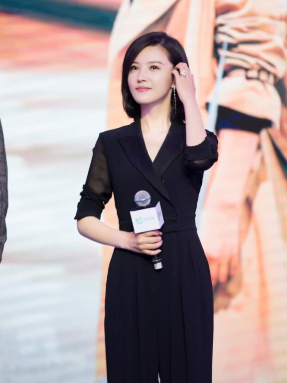 杨子姗剪摩卡波波头,意外时尚减龄,美腻了