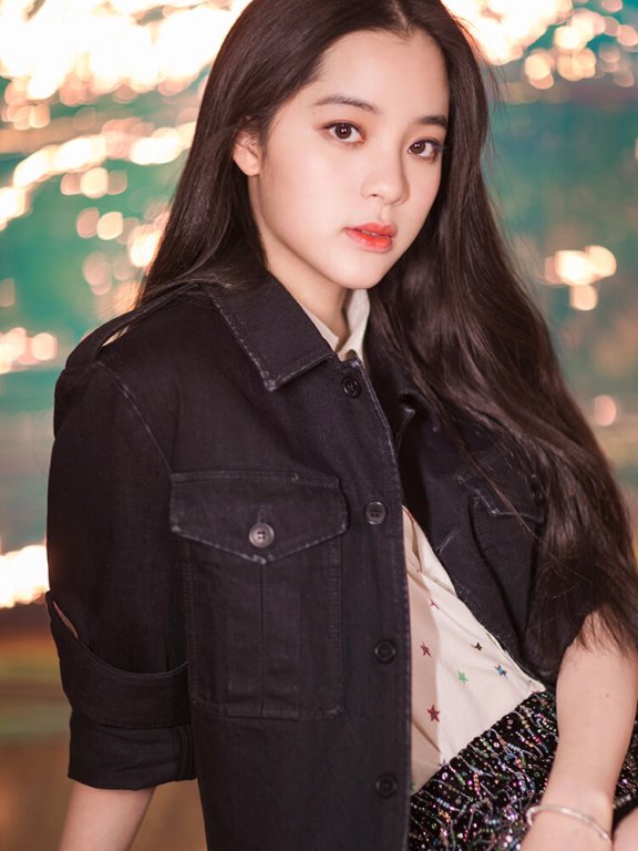 欧阳娜娜简约的全黑打扮酷劲又俏皮