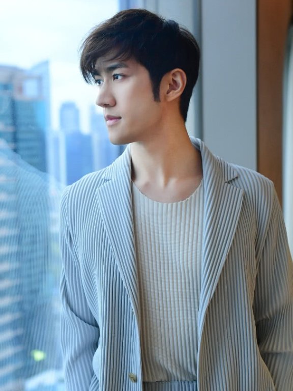 李治廷太养眼，穿得像个帅气的王子！