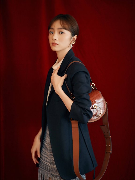 胡冰卿西装混搭流苏裙有点美，凉鞋配袜子一点也不土