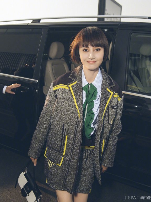 袁泉蓝色牛仔棉服搭配休闲裤走机场