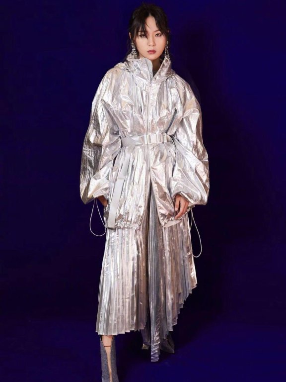 周笔畅一身银装闪耀全场,越来越有女人味了