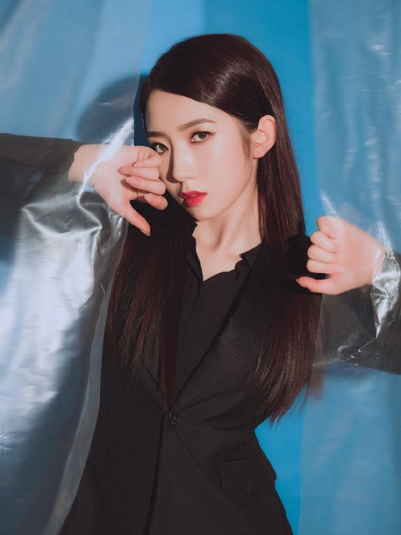 孟美岐一身粉嫩短裙甜如初恋，光脚出镜可爱爆棚