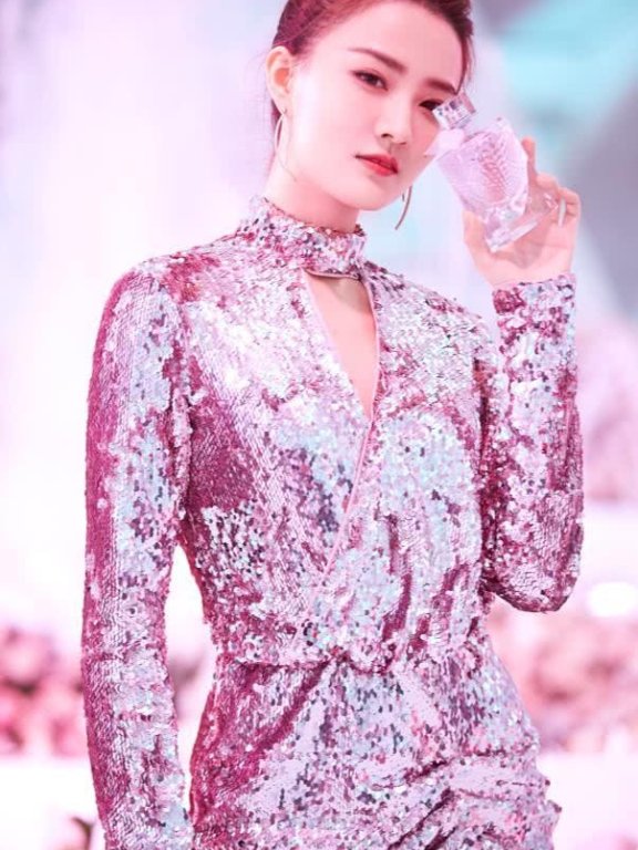 徐璐在耳朵上挂“树叶”吧,出乎意料美翻!