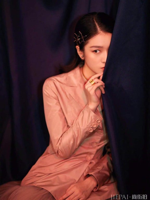 张雪迎化身粉色“妖蝶”坚毅眼神,女人味尽显