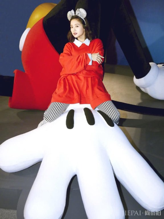 吴映洁穿红色宽松上衣配条纹裤，这打扮太可爱了