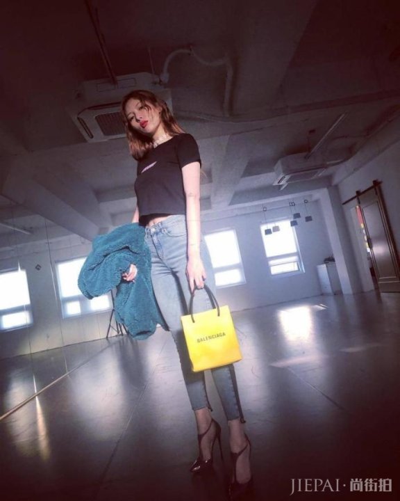 金泫雅鞋跟又细又高太惹眼，一般人驾驭不来