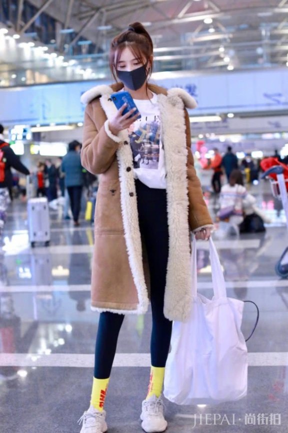 普通黑裤变时髦，只需要一双亮色长袜！