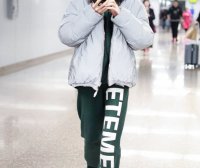 郑爽机场街拍 换了新发型,穿卫衣搭配棉外套依然仙气十足