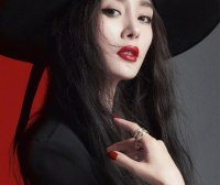 杨幂抹胸裙露脐装身材太好,大片好像仙女下凡!