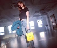 金泫雅鞋跟又细又高太惹眼，一般人驾驭不来