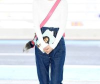 崔雪莉丸子头搭配粉色包甜美又可爱,“装”成小仙女