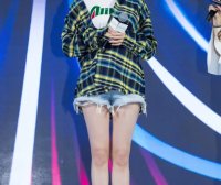 迪丽热巴上衣选得厚实,裤子却露出脚踝!