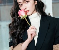 杨幂穿衣风格撞上关晓彤,同穿拼接大衣,你更喜欢谁的搭配呢?