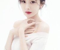 杨幂新造型用卷发搭配西服和半身裙,减龄